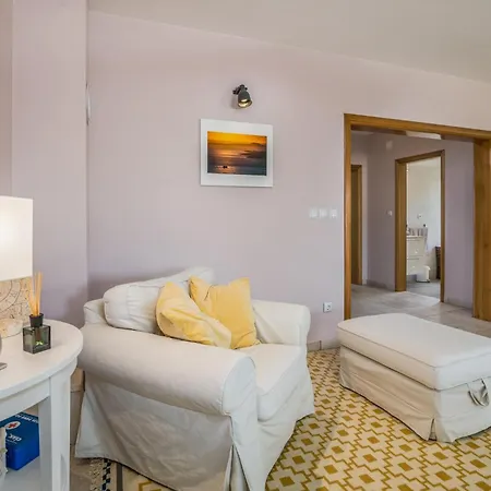 4 Bedroom Cozy In * Linardici