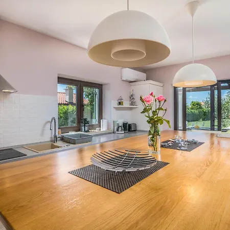 4 Bedroom Cozy In Holiday home *
