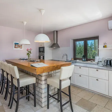 4 Bedroom Cozy In Holiday home Linardici