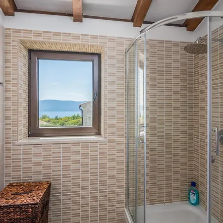 4 Bedroom Cozy In Linardici