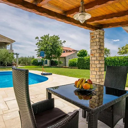 4 Bedroom Cozy In Holiday home *