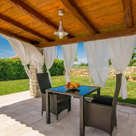 Holiday home 4 Bedroom Cozy In Linardici