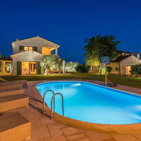 4 Bedroom Cozy In Holiday home