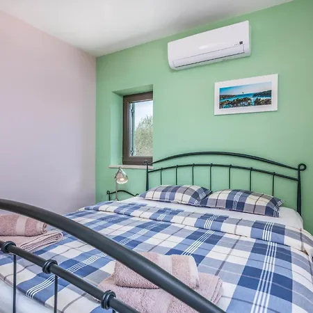4 Bedroom Cozy In Nyaraló *
