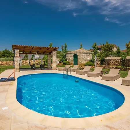 4 Bedroom Cozy In * Linardići