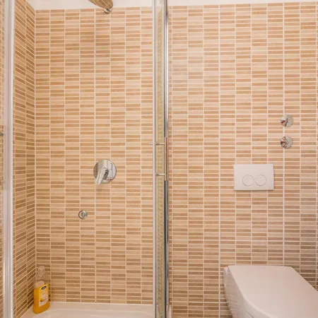 4 Bedroom Cozy In Nyaraló Linardići
