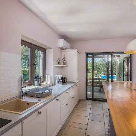 4 Bedroom Cozy In Linardići