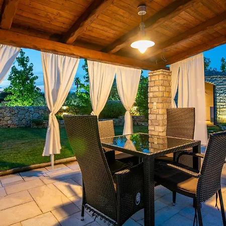 4 Bedroom Cozy In Nyaraló Linardići