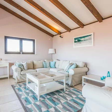 4 Bedroom Cozy In Linardići
