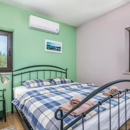 4 Bedroom Cozy In Nyaraló Linardići