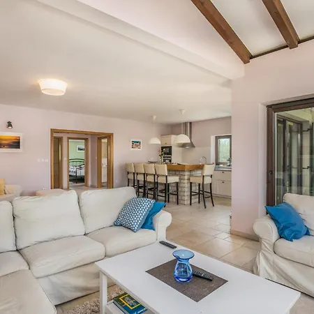 Nyaraló 4 Bedroom Cozy In Linardići