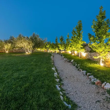 4 Bedroom Cozy In Nyaraló Linardići