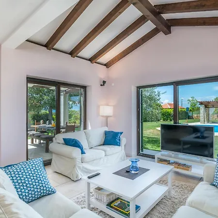 4 Bedroom Cozy In Nyaraló Linardići