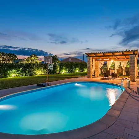 4 Bedroom Cozy In Nyaraló